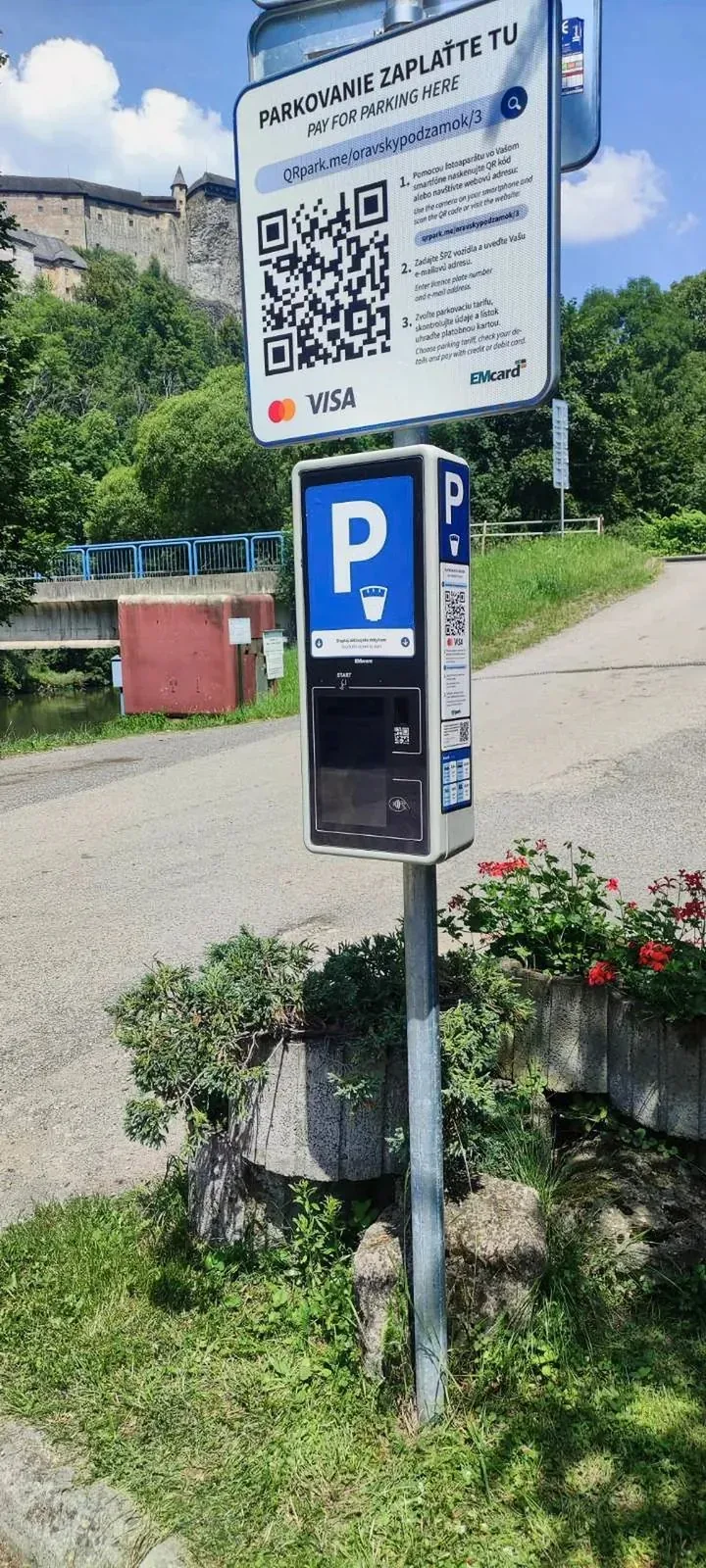Parkovací automat s QR platbou pri historickej pamiatke