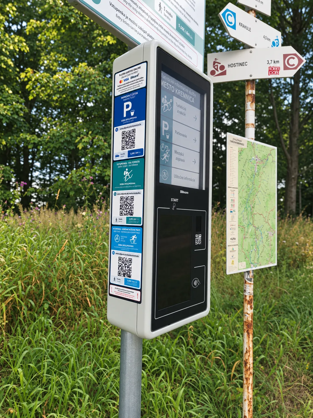 Informačný panel s predajom vstupeniek na turistickom chodníku