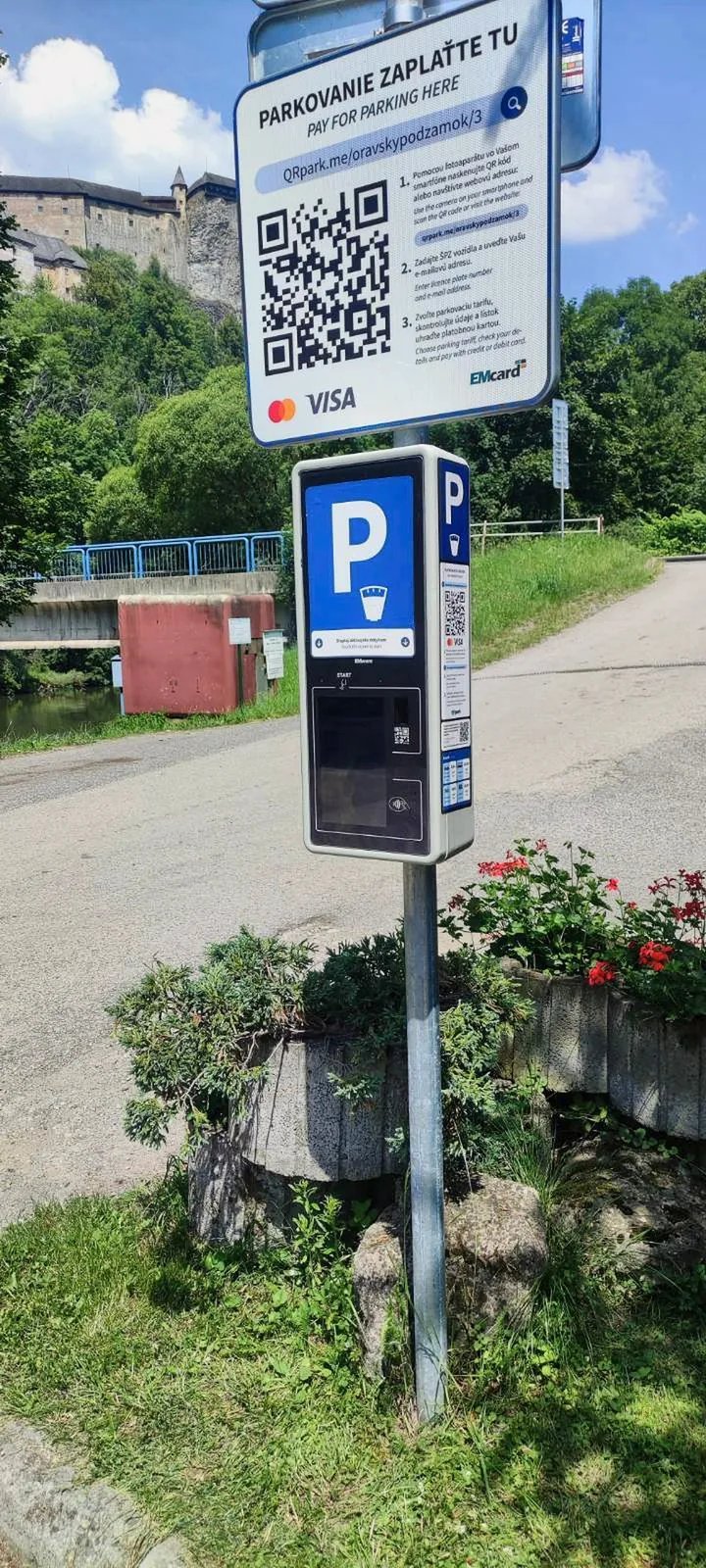 Parkovací automat s QR platbou pri historickej pamiatke